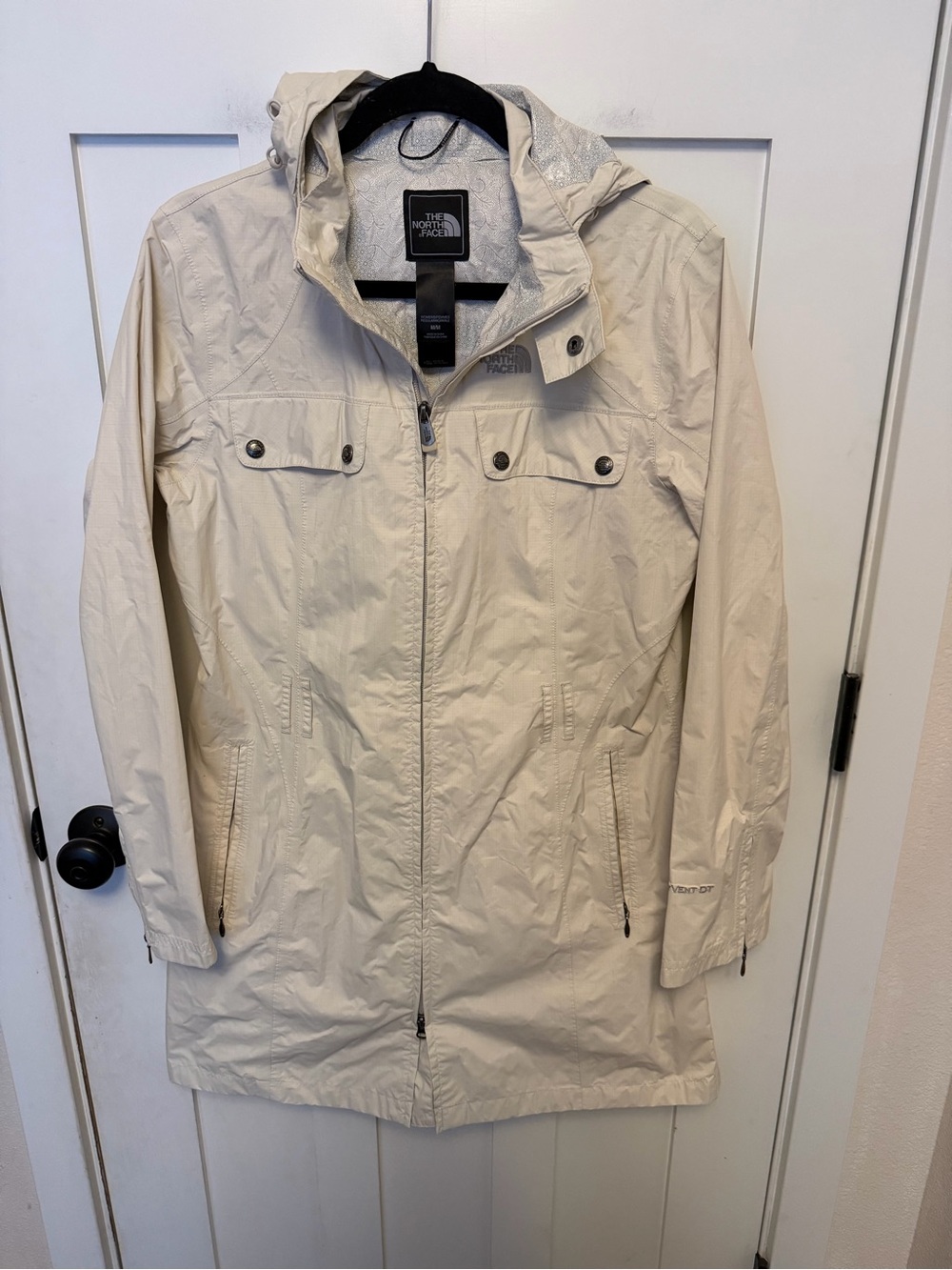 THE NORTH FACE WOMEN’S HYVENT JACKET
SIZE Medium Rain Coat hooded pocket